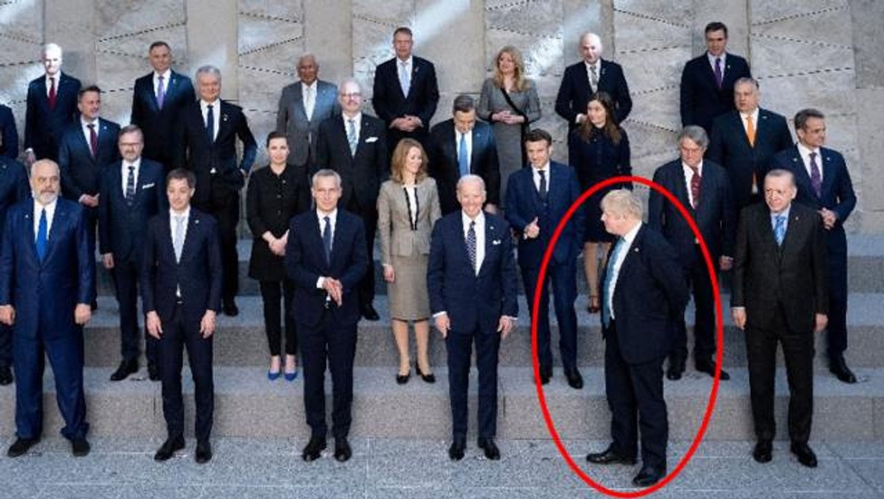 Dünyanın takip ettiği NATO Liderler Zirvesi'ne Boris Johnson'ın hareketleri damga vurdu