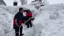Kar nedeniyle girişi kapanan evlerinde mahsur kalan aileyi itfaiye ekibi kurtardı