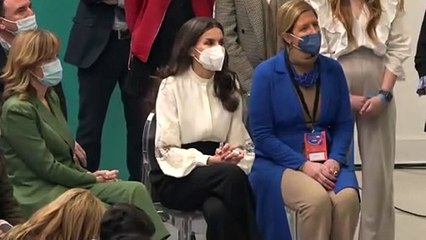 La reina Letizia pasándoselo en grande dando palmas y bailando - Gtres