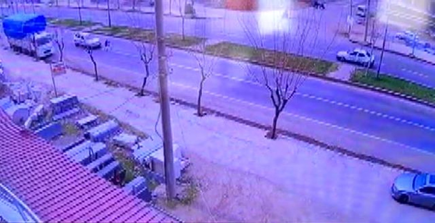 Son dakika haber: Şanlıurfa'da feci kaza kamerada...Otomobilin çarptığı çocuklar metreye öteye savruldu
