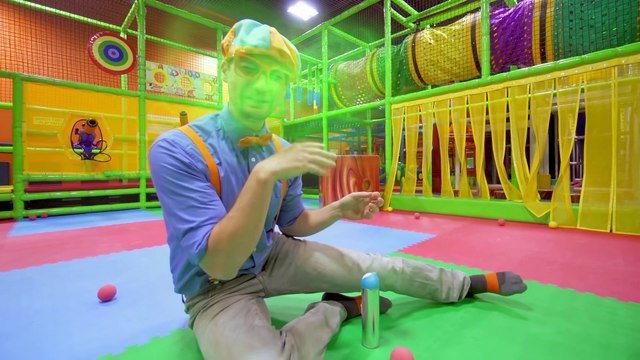 Blippi visita un patio de juegos (Fidgets Indoor Playground) | Explora con Blippi