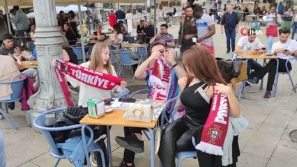 Portekiz'de Türk taraftarlar maç saatini bekliyor