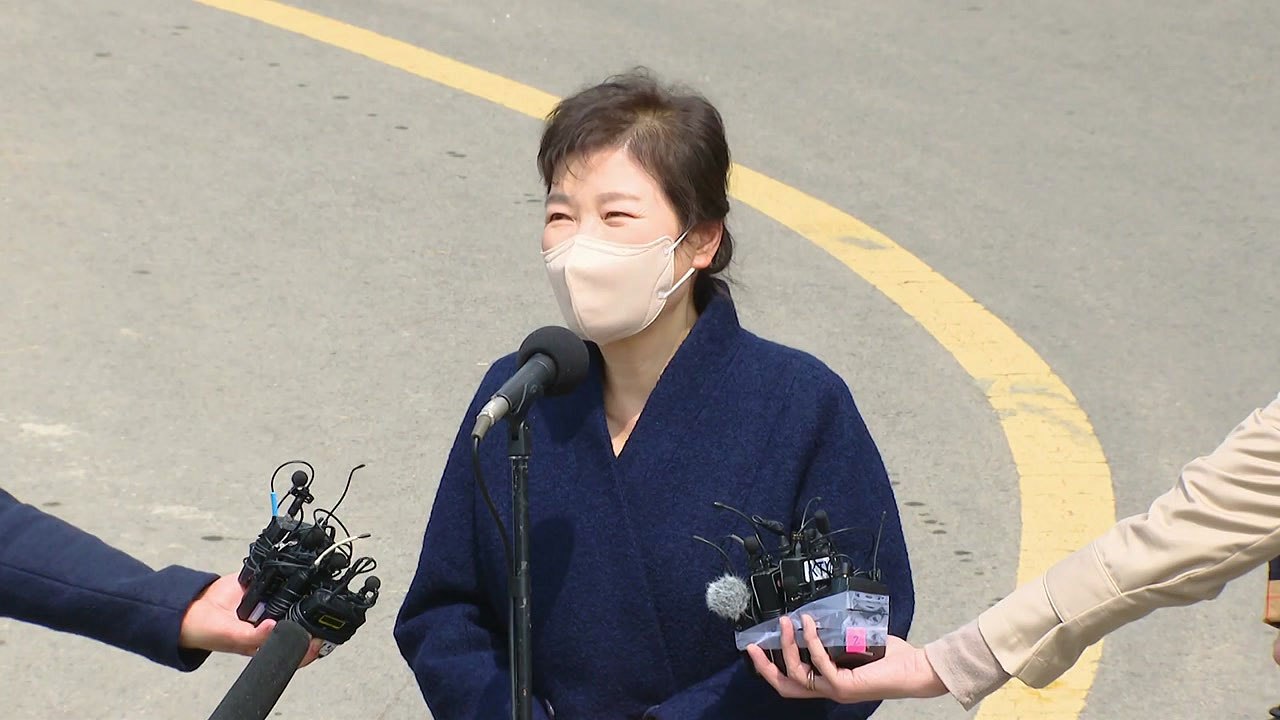 박근혜 전 대통령, 대구 달성 사저로 귀향..."따뜻하게 맞이해줘 감사" / YTN