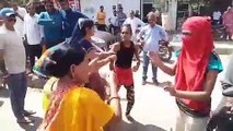 Video: राजस्थान में यहां युवती और महिला के बीच जमकर चले लात-घूंसे, जमकर हुआ बवाल, जानिए क्या रही वजह