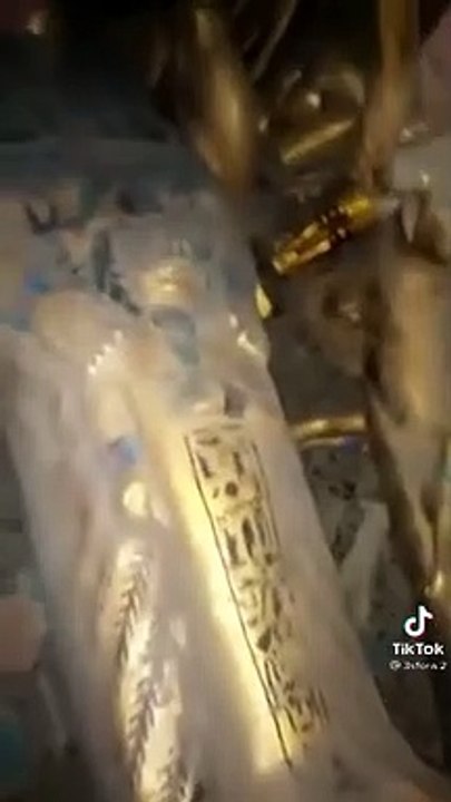 Premiers pas dans une tombe égyptienne tout juste découverte