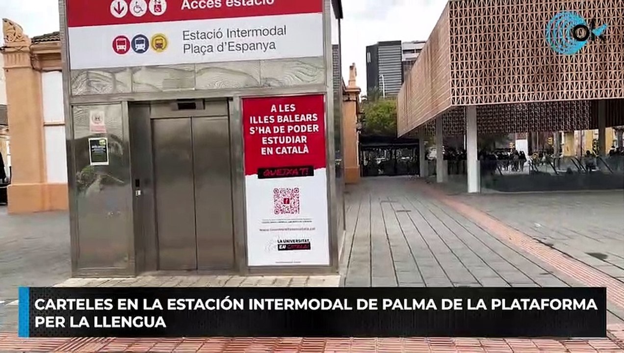 Carteles en la Estación Intermodal de Palma de la Plataforma per la Llengua