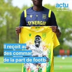 Matthias dessine le portrait de footballeurs sur des maillots que tout le monde s'arrache