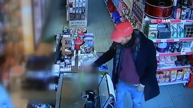 O anlar kamerada! Hırsız çaldığı atla markete daldı
