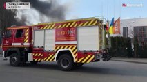 Feuerwehr löscht nach Granateneinschlag Brand in Lagerhaus bei Kiew
