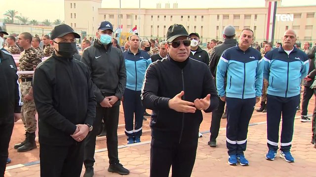 السيسي لـ إحدى طالبات كلية الشرطة : كلنا قلبنا على قلب بعض والغلبان في رقبتي ورقبتك يا إسراء