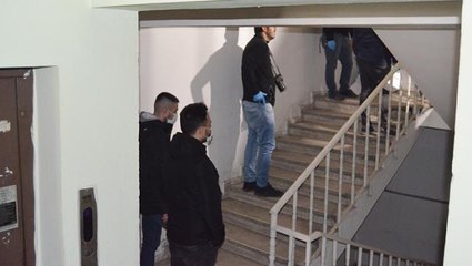 İş merkezinin merdivenlerinden inerken düşen yaşlı adam hayatını kaybetti