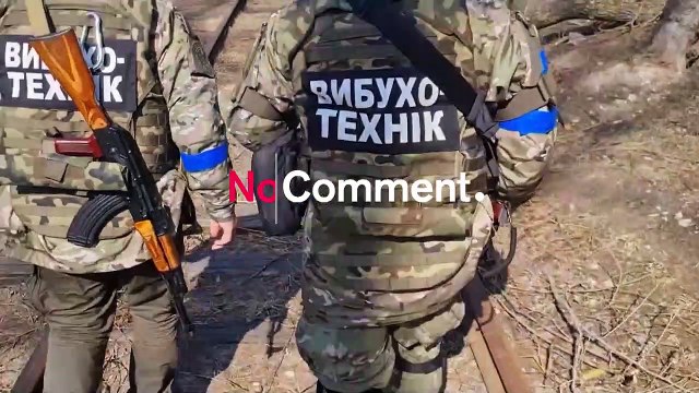 شاهد: خبراء أوكرانيون يزيلون قنابل لم تنفجر في مناطق سكنية في كييف جراء القصف الروسي