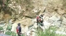 En video: jóvenes que intentaban cruzar una quebrada fueron arrastrados por la corriente