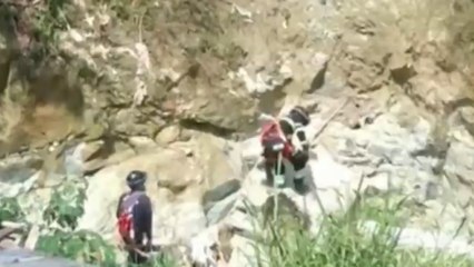 En video: jóvenes que intentaban cruzar una quebrada fueron arrastrados por la corriente
