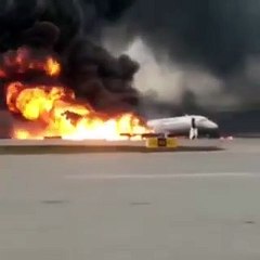 Avión se incendia en pleno vuelo llegando a Moscú
