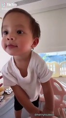 Lisa tự chơi cầu tuột không cần trợ giúp còn tía lia