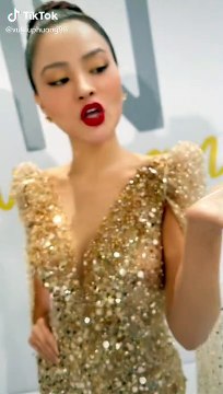 Vũ Thu Phương catwalk cùng bánh trôi nước