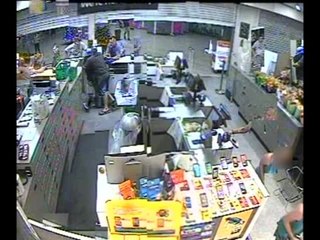 Bystanders thwart robbery at Woolworths in Calwell