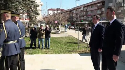 Kurti e Konjufca bëjnë homazhe te busti i Madeleine Albright, mikes së madhe të Kosovës