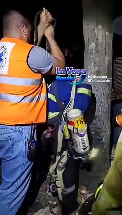 Tiran niño recién nacido en un pozo séptico bomberos intentan sacarlo