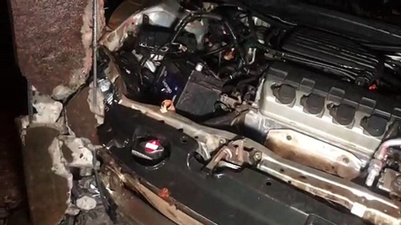 Condutor bate Honda Civic contra poste e foge do local; poste fica prestes a cair