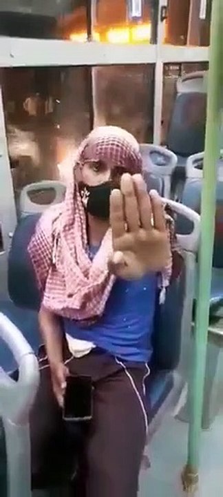 டெல்லியில் பெண் போல உடை அணிந்து.. பேருந்தில் பயணித்த இளைஞர் - வீடியோ