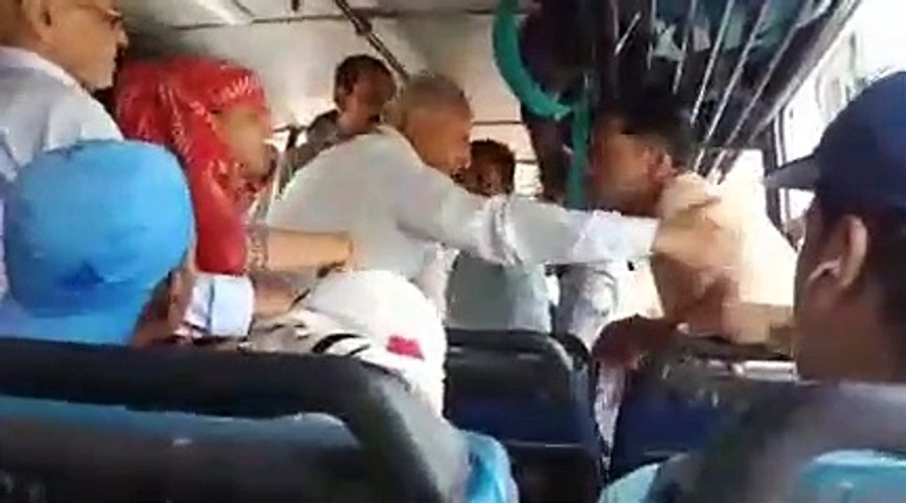 चलती बस में महिला कंडक्टर और सवारी के बीच फाइट,...