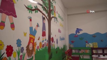 Atık malzemeler okula kütüphane oldu