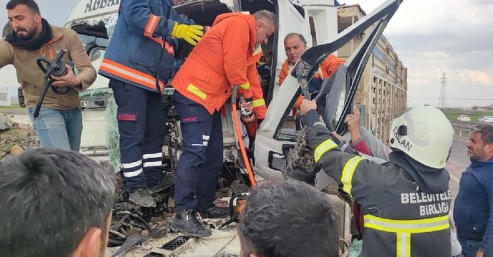Karton gibi katlanan TIR'dan mucize kurtuluş