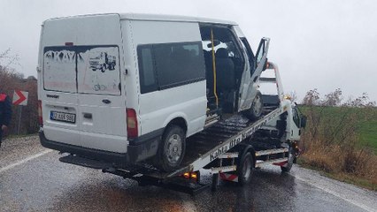 Öğretmenleri taşıyan servisi kaza yaptı