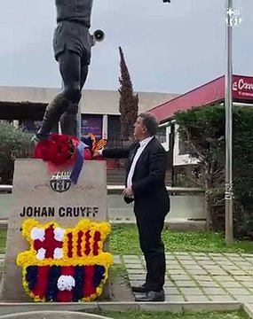 Ofrenda floral de Laporta a la estatua de Johan Cruyff / FCB