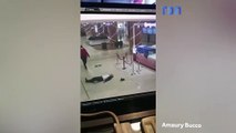 Les images d'une rare violence de l'agression d'un vigile dans un centre commercial à La Défense à Paris