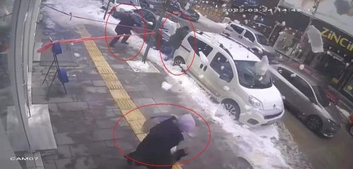 Çatıdan çığ gibi kar düştü; canlarını zor kurtardılar