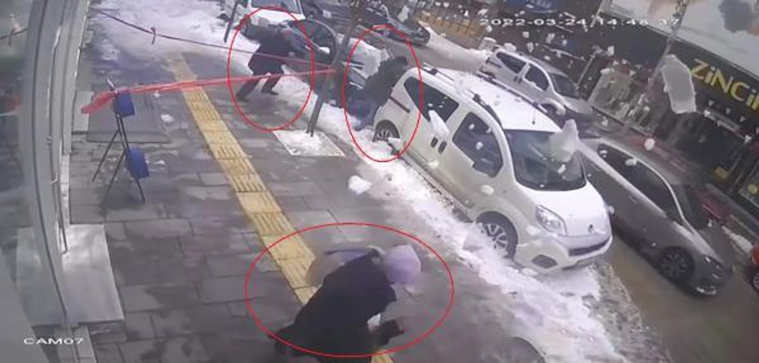 Çatıdan çığ gibi kar düştü; canlarını zor kurtardılar