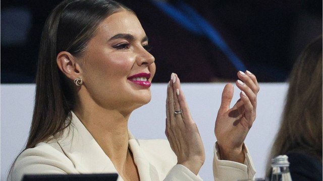 GALA VIDÉO - Vladimir Poutine en couple avec Alina Kabaeva ? Ce jour où elle a porté une alliance… (1)