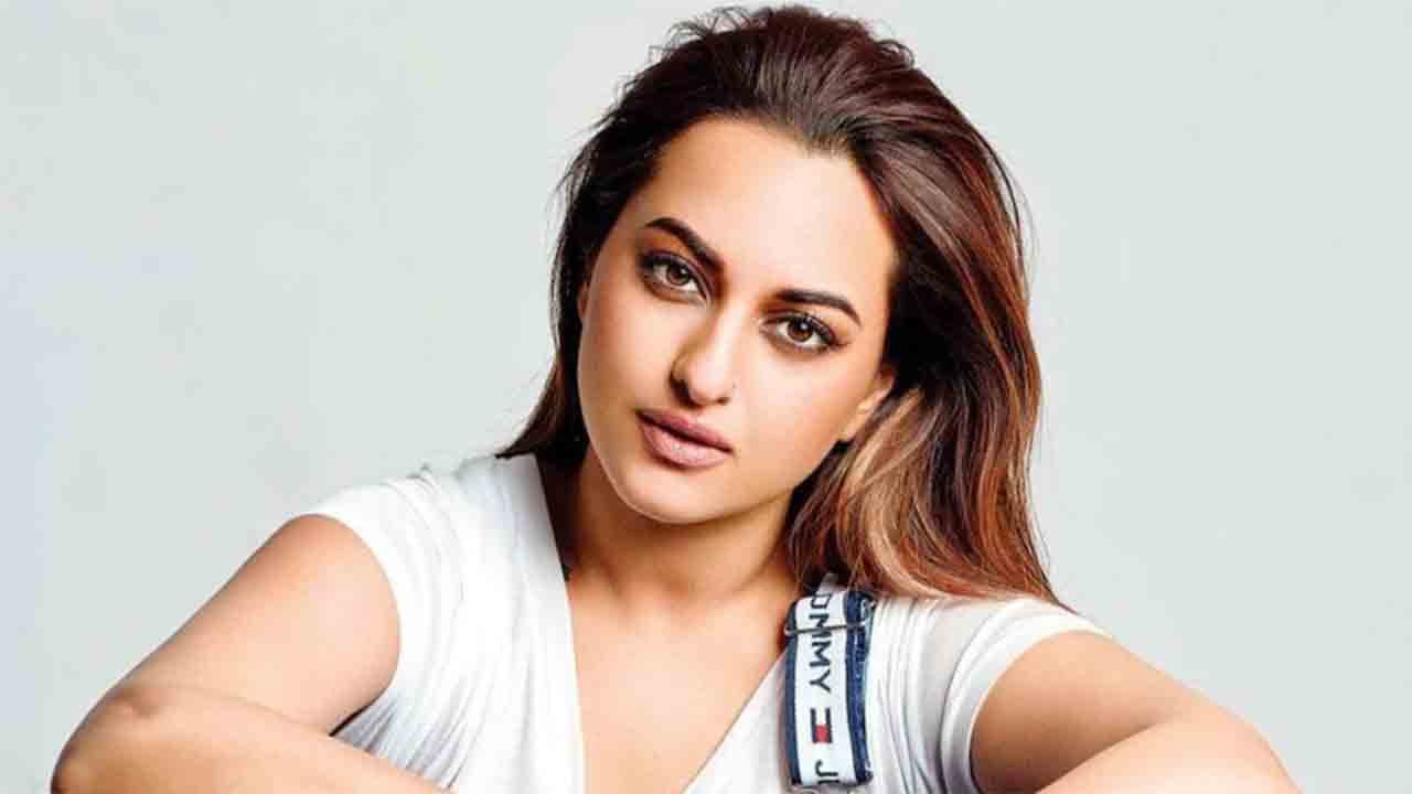 Sonakshi Sinha की बढ़ी मुसीबत, अपशब्द बोलने पर मानहानि का केस हुआ दर्ज | FilmBeat