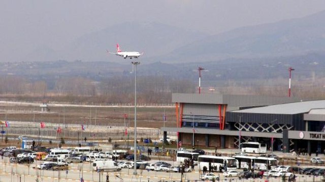 TOKAT'IN YENİ HAVALİMANINA İLK YOLCU UÇAĞI İNDİ