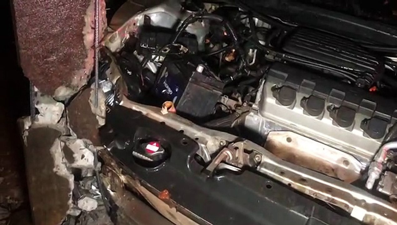 Condutor bate Honda Civic contra poste e foge do local; poste fica prestes a cair