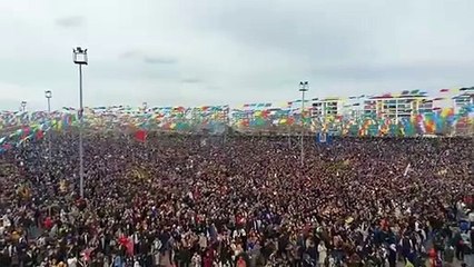 Diyarbakır'daki Newroz kutlamasına yüz binler akın etti