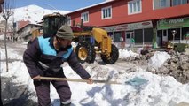 Başkale'de oluşan kar yığınları kamyonlarla ilçe dışına taşınıyor