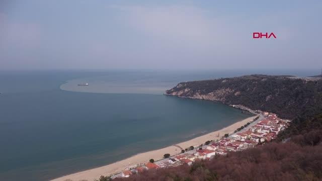 ERİYEN KAR SULARI DENİZİN RENGİNİ DEĞİŞTİRDİ