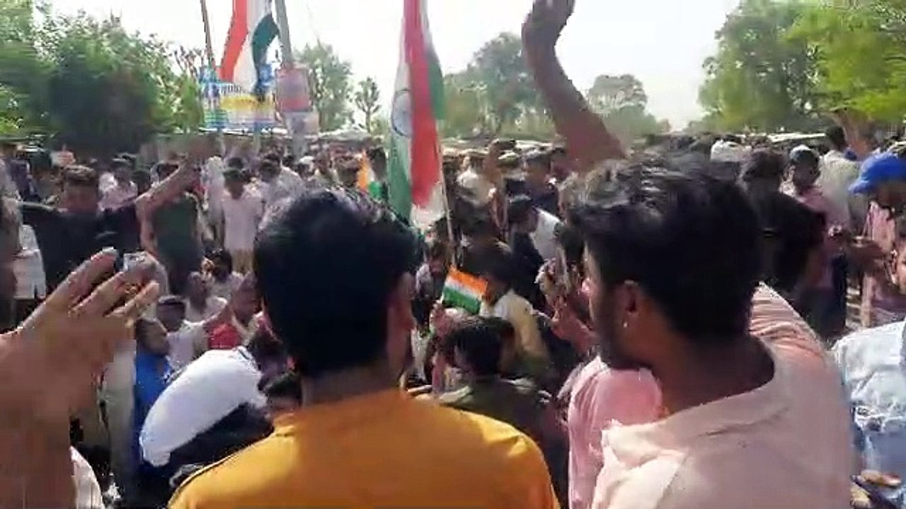 सैनिक को शहीद का दर्जा दिलाने की मांग को लेकर ग...