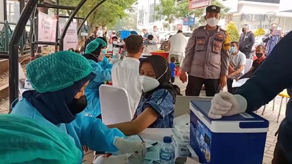 Vaksinasi Booster di Pasar Modern BSD Wilkum Polsek Serpong, Polres Tangsel