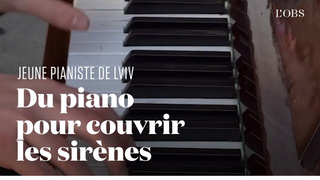 A Lviv, ce jeune pianiste joue Time de Hans Zimmer sous les sirènes d'alerte aux bombardements