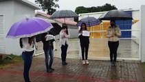 Mesmo debaixo de chuva, pais fazem manifestação no Cmei Nair Pandolfo Zaffari, devido a falta de servidores