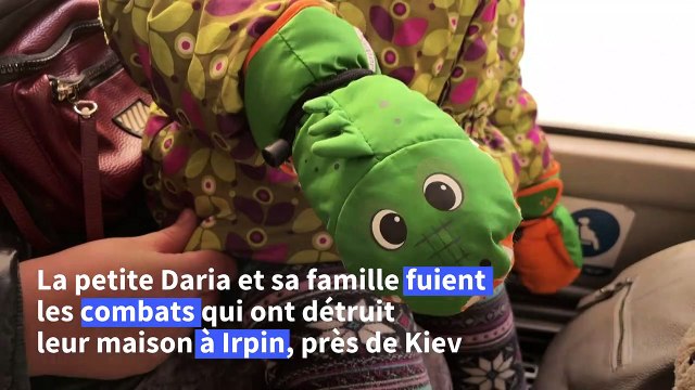 Ukraine: près de Kiev, des habitants d'Irpin fuient les combats