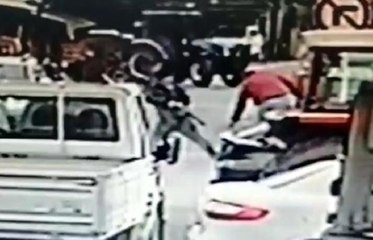 HUSUMETLİSİNİ BACAĞINDAN VURDU; O ANLAR KAMERADA