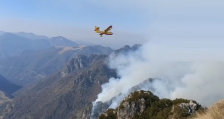 Bondone (TN) - Incendio boschivo, al lavoro Canadair (25.03.22)