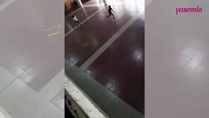 Tekerlekli sandalyedeki arkadaşını oyuna dahil eden güzel yürekli çocuk...