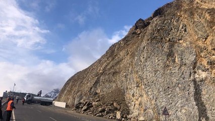 HAKKARİ-VAN YOLUNA KAYA PARÇALARI DÜŞTÜ, 2 SAAT ULAŞIMA KAPANDI